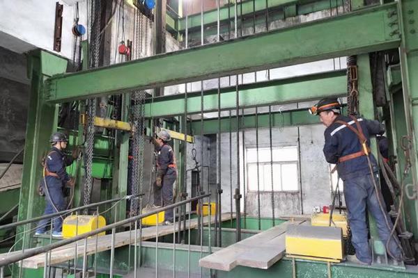 陜煤建設(shè)礦建二公司安裝項(xiàng)目部四天完成兩臺多繩立井罐籠更換工作