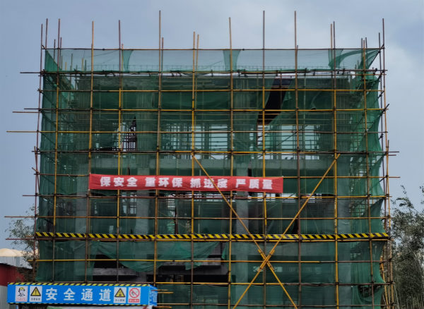 陜煤建設(shè)漢中分公司承建的龍鋼公司燒結(jié)機頭電除塵灰資源化利用項目辦公樓主體結(jié)構(gòu)順利封頂