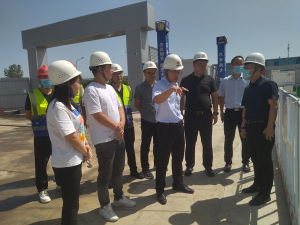 灃西新城黨委委員、管委會(huì)副主任薄磊一行蒞臨陜煤建設(shè)咸陽分公司承建的灃西新城第五學(xué)校項(xiàng)目調(diào)研指導(dǎo)工作