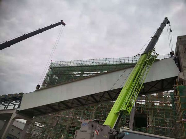 陜煤建設(shè)天工公司土建十二部施工的儲(chǔ)煤場4榀棧橋一次性吊裝成功