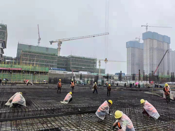 披星斬月?lián)尮て?堅(jiān)守一線抓進(jìn)度