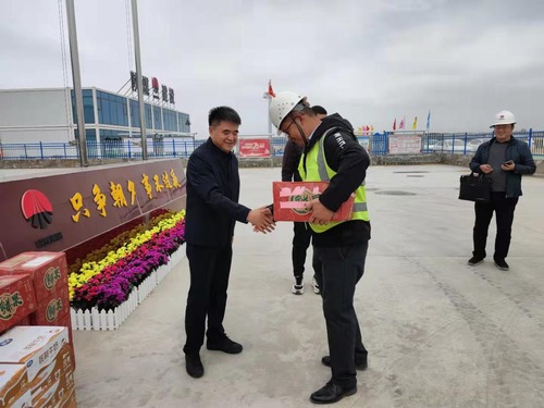 陜西智能煤炭物流有限公司執(zhí)行董事張軍榮慰問陜煤建設路橋分公司榆陽煤炭物流園區(qū)項目一線職工