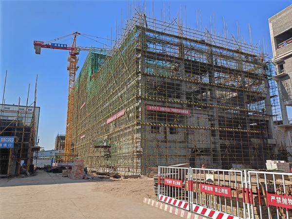 陜煤建設韓城分公司承建的檸條塔選煤廠二號主廠房工程順利封頂