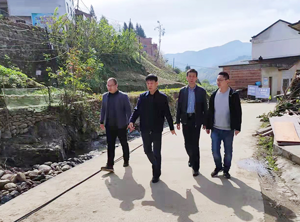 集團領導侯本英深入幫扶村調(diào)研指導工作