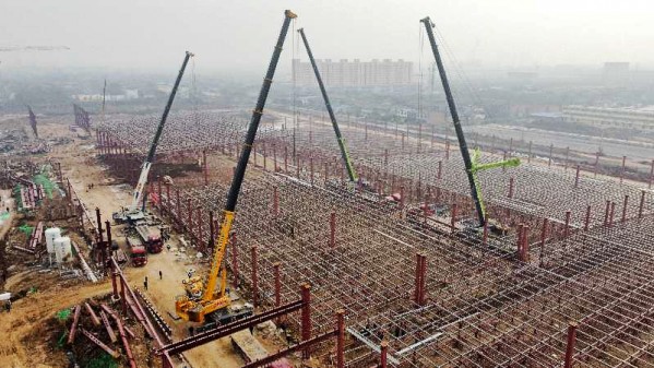 陜煤建設(shè)渭南分公司南京金龍電動(dòng)商用車建設(shè)項(xiàng)目總裝車間五、六區(qū)網(wǎng)架頂升工程順利吊裝完成