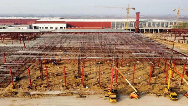 陜煤建設(shè)渭南分公司承建的南京金龍純電動(dòng)商用車建設(shè)項(xiàng)目總裝車間首段網(wǎng)架順利頂升