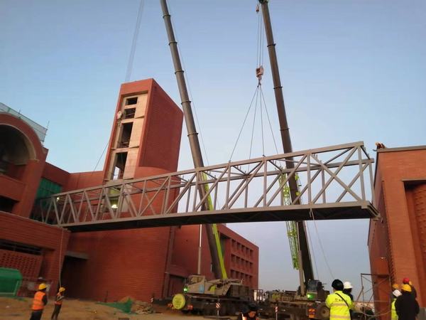 陜煤建設(shè)銅煤公司第十六項(xiàng)目部承建的榆林化學(xué)培訓(xùn)中心鋼結(jié)構(gòu)連廊吊裝順利完成