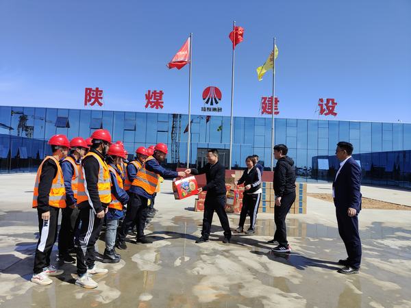 贠公法”五一“期間深入一線慰問(wèn)堅(jiān)守崗位員工