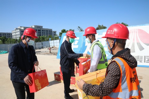 侯本英“五一”期間深入一線慰問(wèn)干部員工