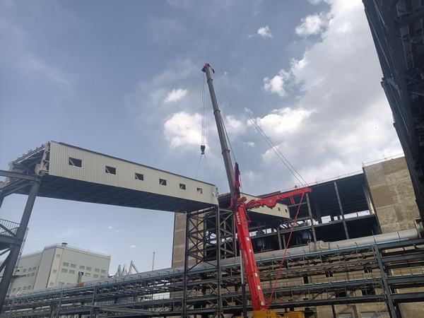 陜煤建設(shè)榆林公司神木電石棧橋工程桁架吊裝4天完成13跨，跑出項(xiàng)目“加速度”