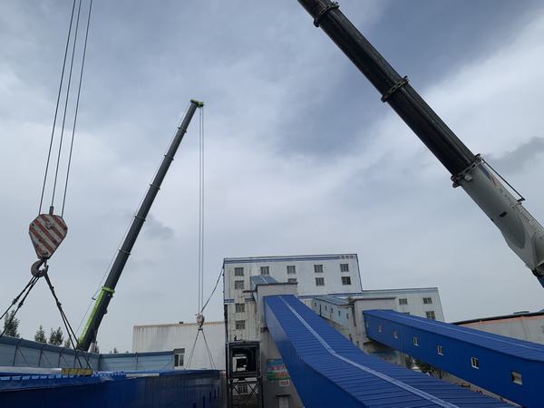 陜煤建設韓城分公司土建十二項目部一項超規(guī)模危大工程鋼桁架一次吊裝成功