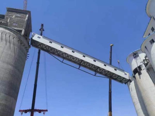 陜煤建設(shè)銅煤公司：第二十一項(xiàng)目部檸條塔礦井選煤廠(chǎng)技改項(xiàng)目二標(biāo)段汽車(chē)裝車(chē)倉(cāng)至新增汽車(chē)裝車(chē)倉(cāng)洗中塊帶式輸送機(jī)棧橋工程順利吊裝完成