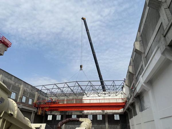 陜煤建設(shè)韓城分公司檸條塔礦井選煤廠(chǎng)二號(hào)主廠(chǎng)房工程鋼網(wǎng)架吊裝順利完成