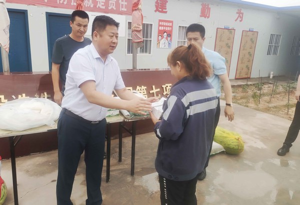 趙敬凱深入一線開(kāi)展“送清涼”慰問(wèn)活動(dòng)