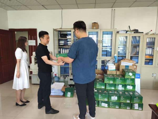 炎炎夏日送清涼，濃濃關愛沁人心