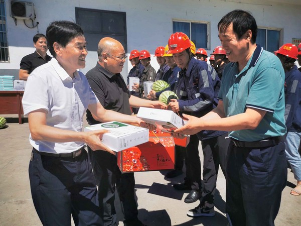 楊讓順深入施工一線開(kāi)展“送清涼”慰問(wèn)
