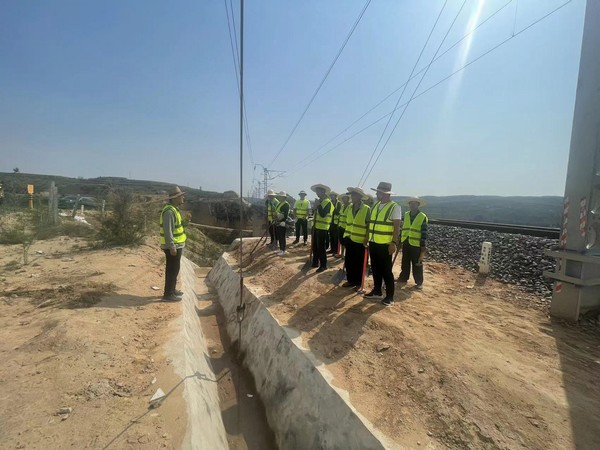 聞“汛”而動(dòng)，陜煤建設(shè)路橋分公司靖神鐵路項(xiàng)目部全力搶修水毀地段工程