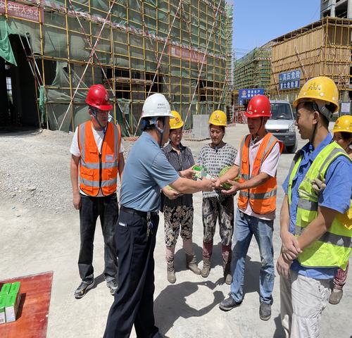 陜煤建設(shè)西北分公司開(kāi)展“高溫慰問(wèn)送清涼，情系基層暖人心”活動(dòng)