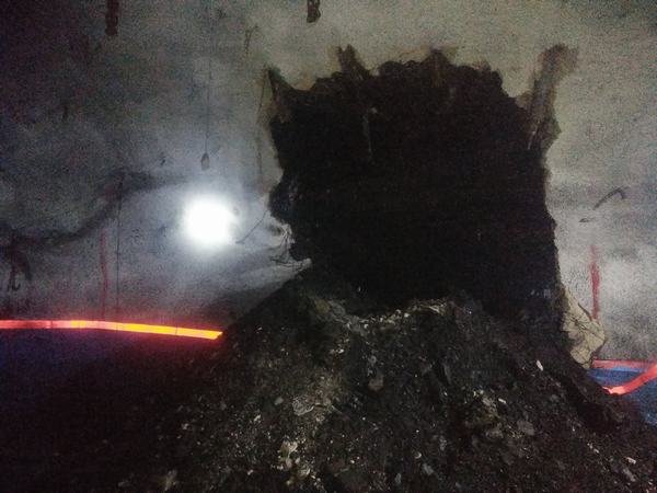 陜煤建設(shè)礦建二公司建莊項目部4-2306回風外段與302一部皮帶機頭控制硐室實現(xiàn)精準貫通