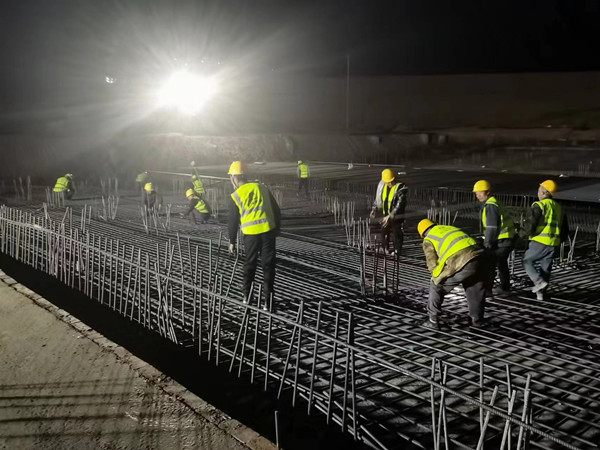 陜煤建設(shè)漢中分公司龍鋼一次料場(chǎng)項(xiàng)目首個(gè)大體積混凝土底板順利澆筑完成