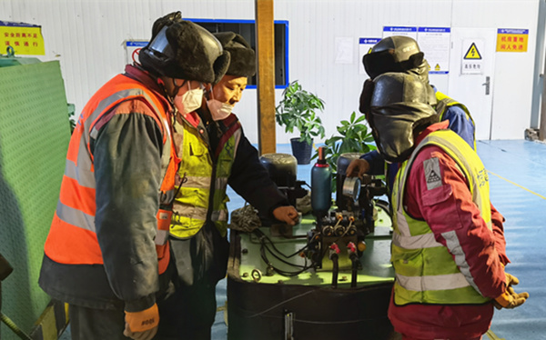 陜煤建設(shè)礦建三公司：緊急搶修！機(jī)電“土專家”上線！