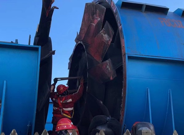 陜煤建設(shè)機(jī)電安裝公司曹家灘項(xiàng)目部更換葉輪“迎風(fēng)而上”