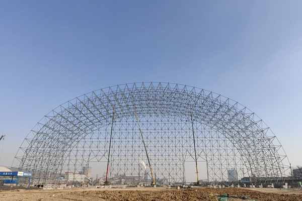 陜煤建設(shè)漢中分公司龍鋼一次料場項(xiàng)目首個(gè)大跨度鋼構(gòu)網(wǎng)架施工順利推進(jìn)