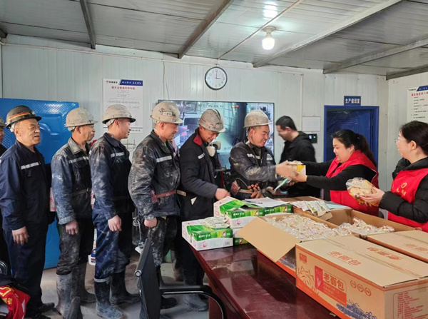 陜煤建設(shè)礦建三公司：當“三八節(jié)”遇上“雷鋒日”，綻放最美志愿紅