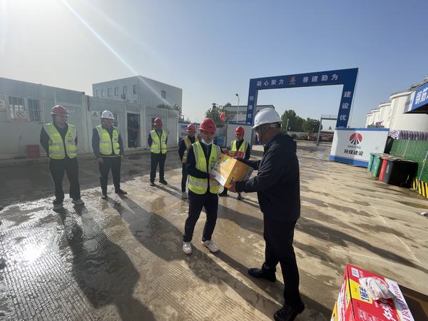 陜煤建設(shè)銅煤公司：一線奮斗勇?lián)?節(jié)日慰問送關(guān)懷