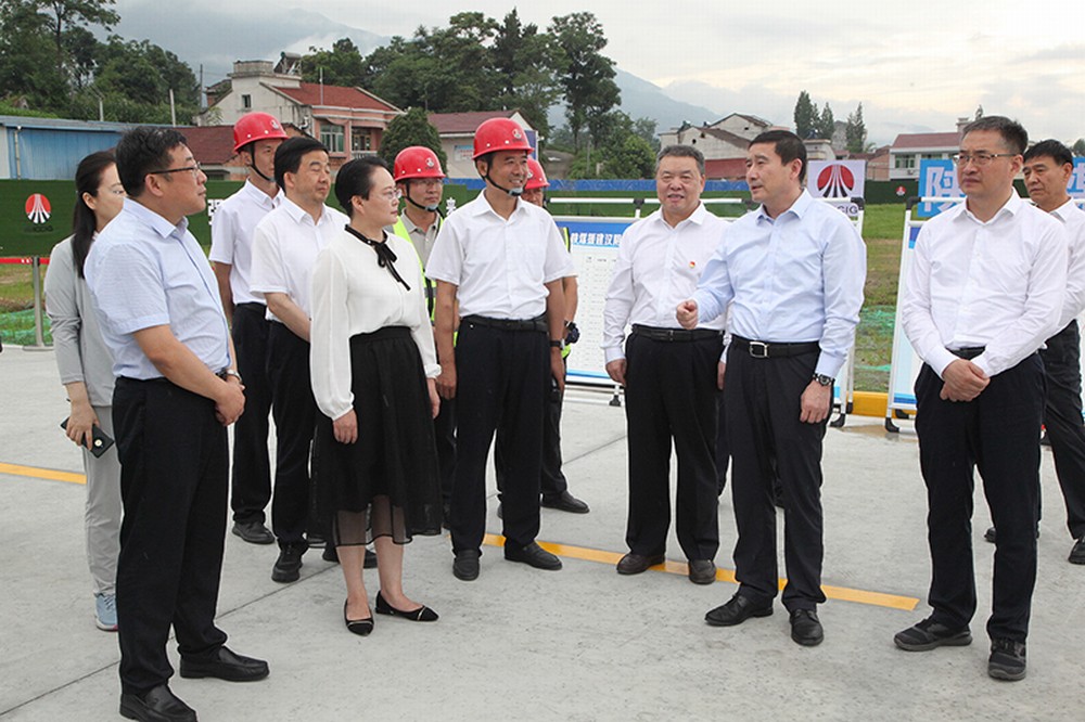 陜煤集團(tuán)黨委書記、董事長(zhǎng)張文琪視察建設(shè)集團(tuán)承建的漢陰縣實(shí)驗(yàn)中學(xué)項(xiàng)目