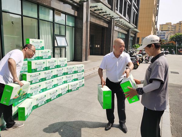 陜煤建設大秦置業(yè)公司：防暑降溫送清涼 情系一線保平安