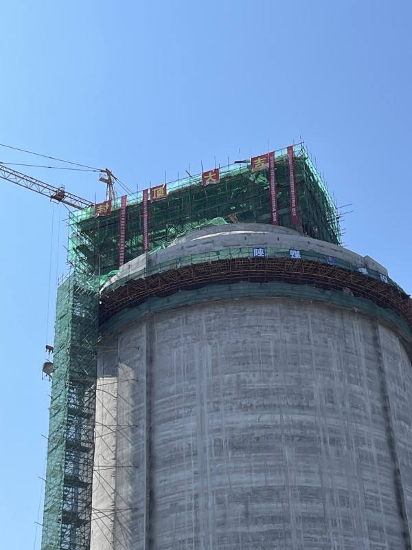 陜煤建設(shè)咸陽(yáng)分公司承建的雙龍煤業(yè)儲(chǔ)煤設(shè)施改造項(xiàng)目末煤倉(cāng)順利封頂