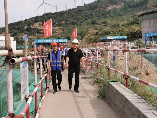 送清涼進(jìn)工地 情暖一線建設(shè)人