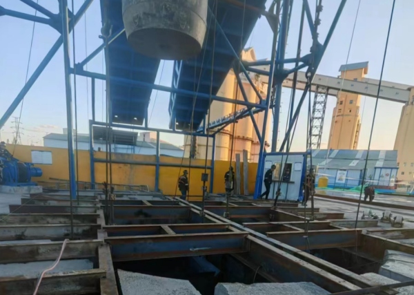 陜煤建設(shè)礦建三公司袁大灘礦二號回風(fēng)立井封口盤、吊盤安裝順利完成