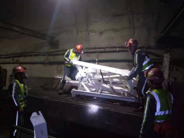 陜煤建設(shè)機(jī)電安裝公司小保當(dāng)二號煤礦132205膠運(yùn)順槽帶式輸送機(jī)順利完工