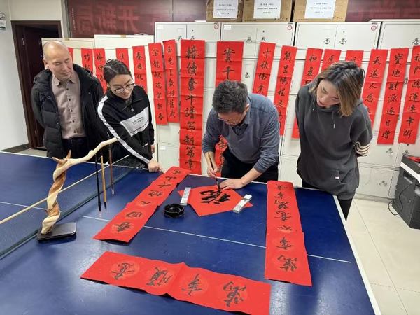 陜煤建設(shè)礦建二公司開(kāi)展“翰墨飄香 迎新春 寫(xiě)春聯(lián) 送祝?！被顒?dòng)