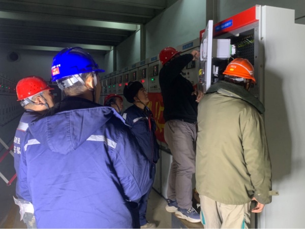 陜煤建設機電安裝公司提前9小時完成并柜工作