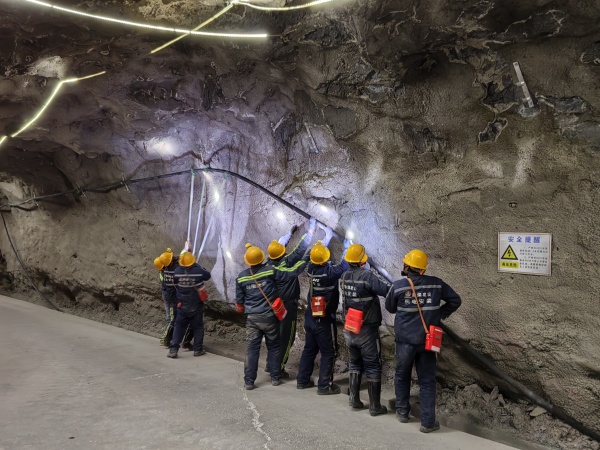 陜煤建設機電安裝公司酒鋼項目部齊心協(xié)力攻堅電纜敷設