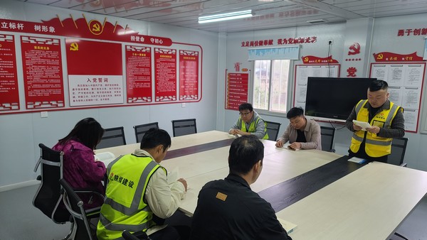 陜煤建設(shè)銅煤公司第一項目部組織“讀經(jīng)典，傳遞青春能量”青年職工主題活動