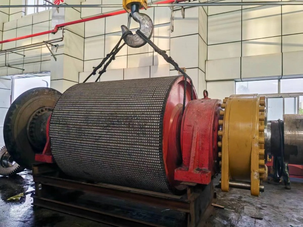 陜煤建設(shè)機(jī)電安裝公司：爭分奪秒更換卸載滾筒