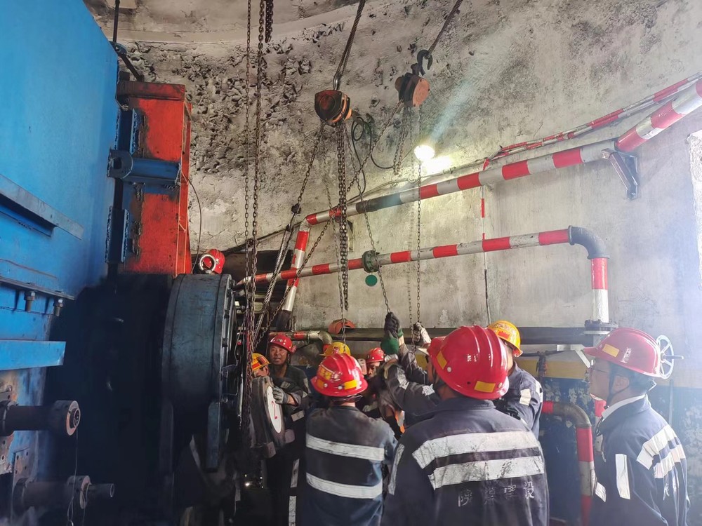 陜煤建設(shè)洗選煤第三項目部：“零點(diǎn)堅守” 穩(wěn)步完成101帶式輸送機(jī)帶面及機(jī)頭拖帶滾筒更換工程