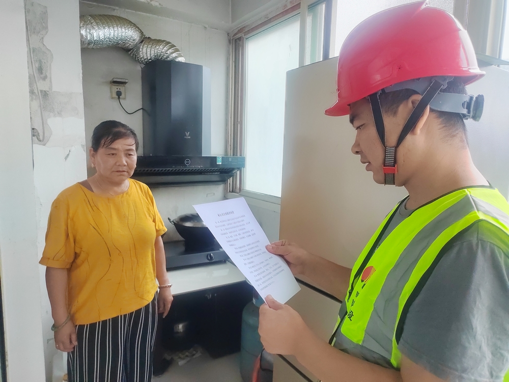 陜煤建設(shè)路橋分公司彬長項(xiàng)目部開展“工地安全知識(shí)普及進(jìn)社區(qū)”志愿活動(dòng)