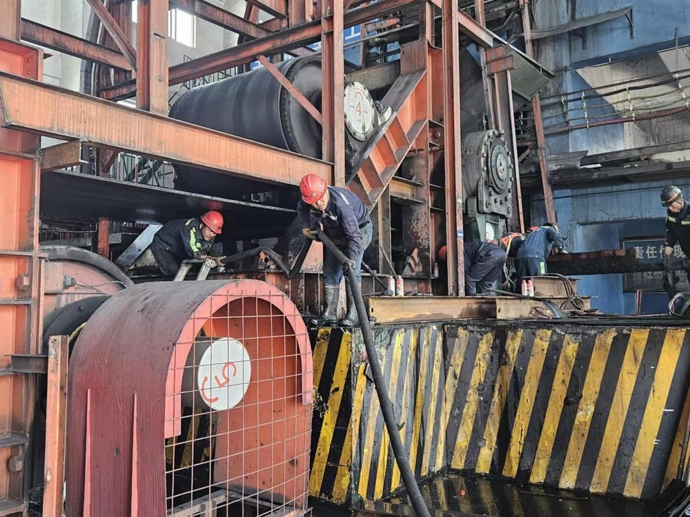 陜煤建設(shè)機(jī)電安裝公司神府項目部提前8小時完成驅(qū)動裝置滾筒及機(jī)架更換檢修任務(wù)