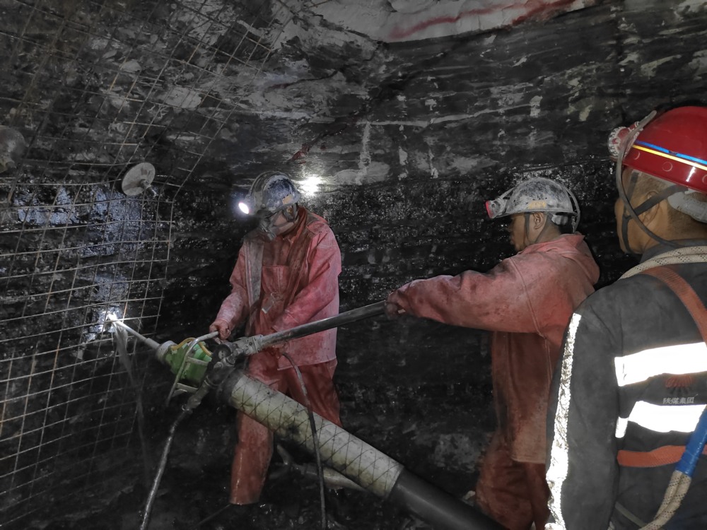 陜煤建設(shè)礦建三公司承建的貫屯煤礦西翼進(jìn)、回風(fēng)立井圓滿完成揭煤工作