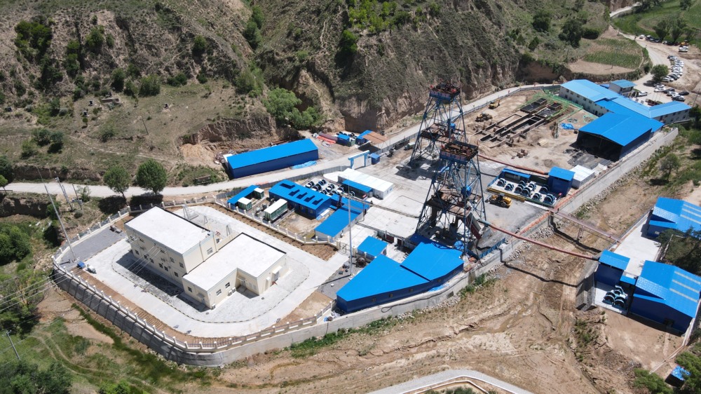 陜煤建設(shè)礦建三公司承建的華龍煤業(yè)貫屯煤礦西翼進(jìn)、回風(fēng)立井煤門順利完工