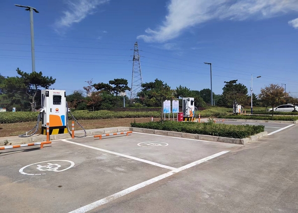 陜煤建設(shè)川耀公司：崔仙服務(wù)區(qū)充電樁安裝，為綠色出行“加油”