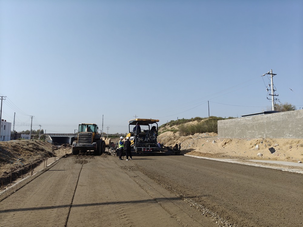 陜煤建設(shè)路橋分公司物流園區(qū)二號進(jìn)場道路大干快上，吹響項目建設(shè)“沖鋒號”