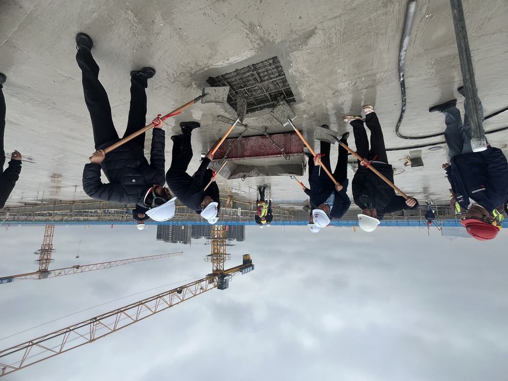 喜報！陜煤建設(shè)榆林公司承建的遷建榆林市第八中學(xué)項目N1標(biāo)段綜合樓主體喜迎封頂