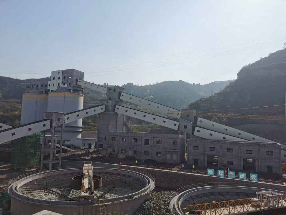 陜煤建設(shè)韓城分公司土建十一項目部：多項超規(guī)模危大工程鋼桁架一次性吊裝成功