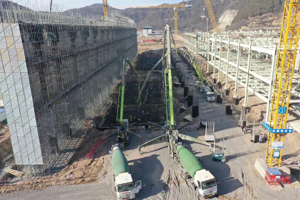 陜煤建設(shè)黃陵電廠項(xiàng)目部：三臺汽車泵，25小時，2830立方米混凝土順利完成澆筑